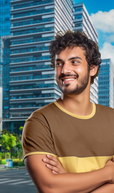 Imagem de um homem jovem de cabelos curtos. O homem está de braços cruzados e sorridente por ter um seguro acessível.